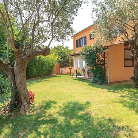 2 Bedroom Stunning Apartment In Fazana *