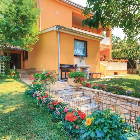 2 Bedroom Stunning Apartment In Fazana Apartment